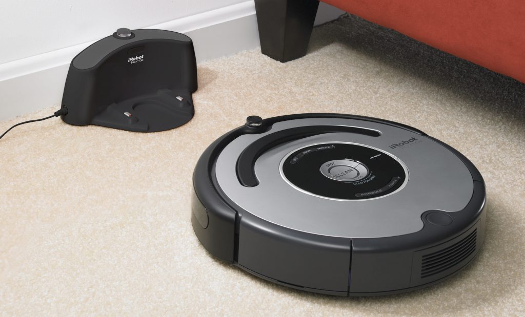 iRobot-Roomba-555-robotas-dulkių-siurblys-prie-bazės